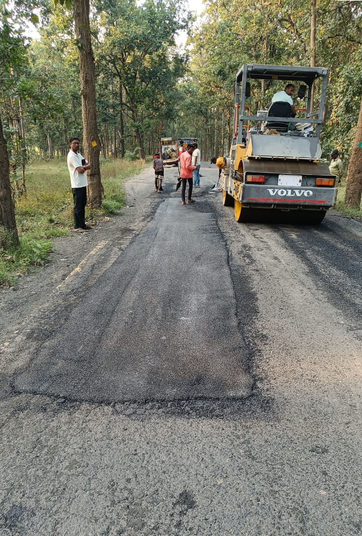 CG : उप मुख्यमंत्री की घोषणा के अनुरूप कारीआम-बसंतपुर मार्ग और गौरेला-वेंकटनगर मार्ग में तेजी से चल रहा है बीटी पेच रिपेयर का कार्य