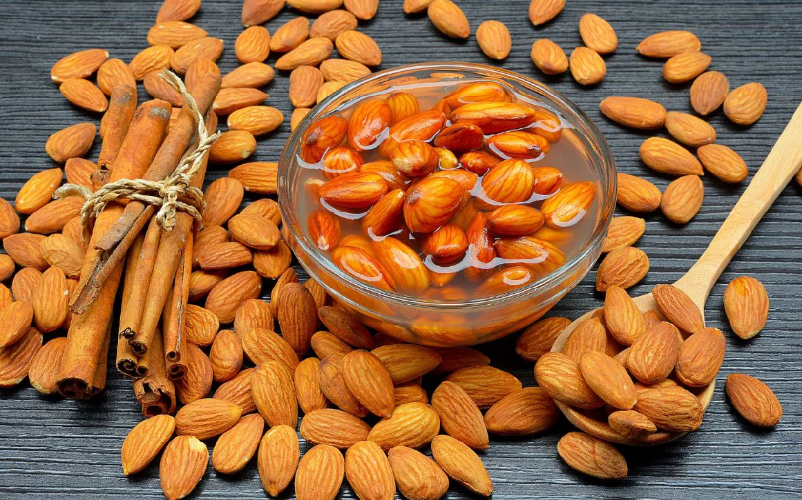 भिगोया हुआ या सूखा बादाम? सर्दियों में कौन-सा तरीका है सबसे फायदेमंद?