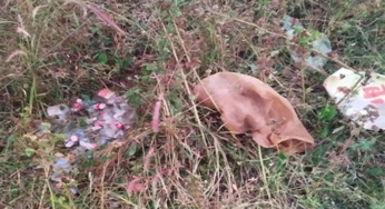CG : हादसे के बाद सड़क पर बिखरी शराब की बोतलें, राहगीरों की लगी भीड़…