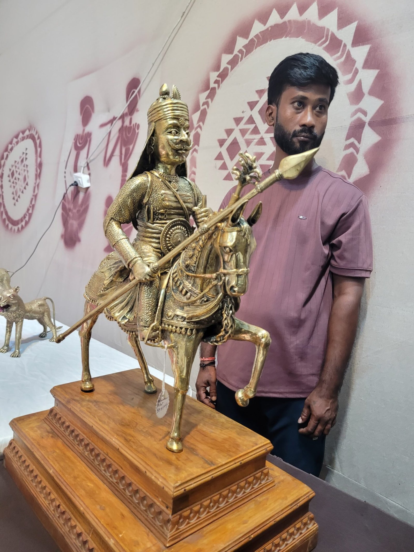 रायपुर : राज्योत्सव शिल्पग्राम में लोगों को आकर्षित कर रहा है छत्तीसगढ़ की पारंपरिक ढोकरा शिल्प