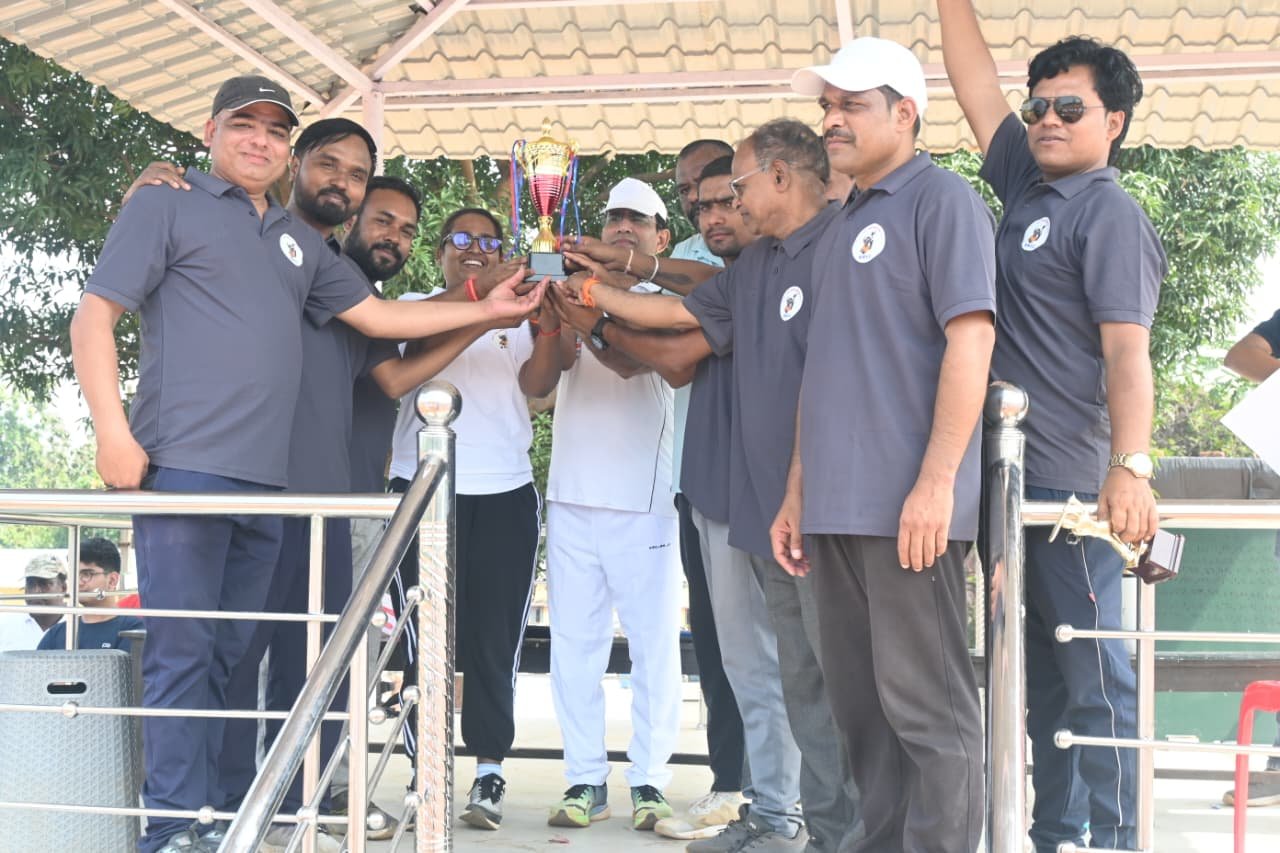 मोहला : रजत जयंती वर्ष पर जिला प्रशासन और प्रेस इलेवन के बीच सद्भावना क्रिकेट मैच का आयोजन