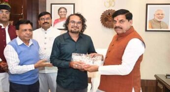 मुख्यमंत्री डॉ. यादव को नीमच के राहुल लोहार ने कीं दुर्लभ कलाकृतियां भेंट
