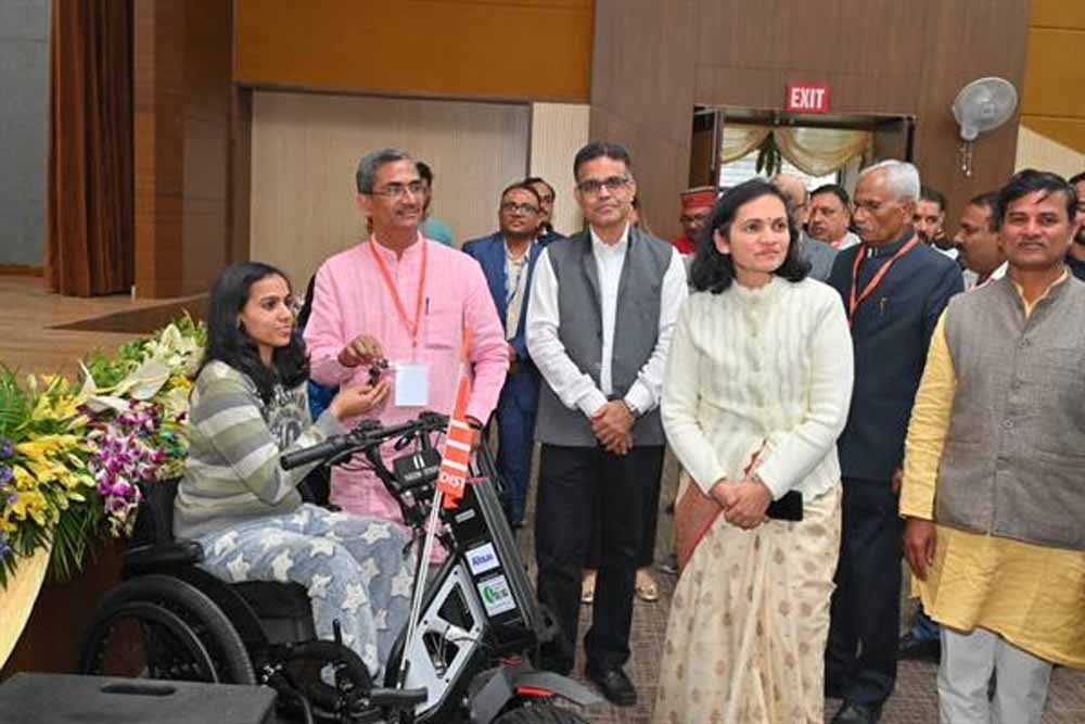 38 दिव्यांगजन को सक्षम के मंच से मिली मोटराइज्ड व्हील चेयर