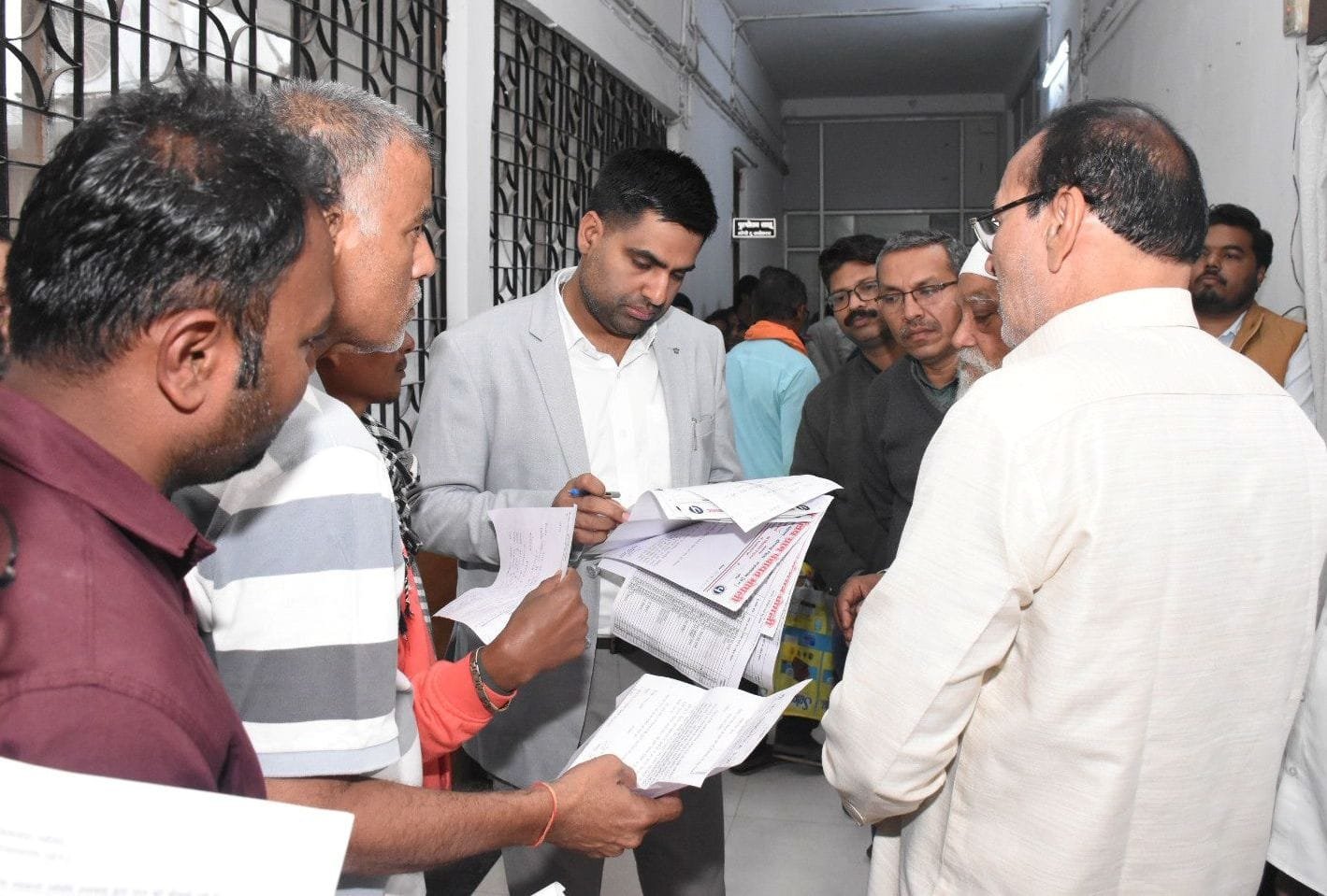 राजनांदगांव : कलेक्टर ने जनदर्शन में पहुंचे जनसामान्य की समस्याओं को संवेदनशीलपूर्वक सुना