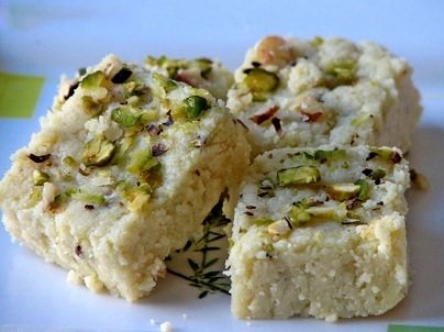 घर पर बनाएं बाजार जैसी टेस्टी कलाकंद बर्फी