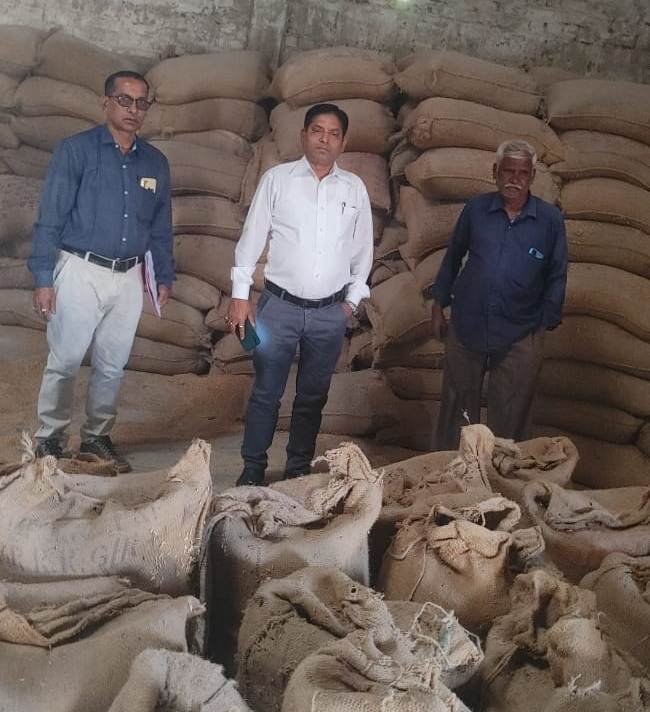 राजनांदगांव : आज कुल 6 प्रकरणों में 24 लाख 75 हजार 40 रूपए मूल्य के 798.40 क्विंटल (1996 बोरा) अवैध धान एवं 2 वाहन जप्त