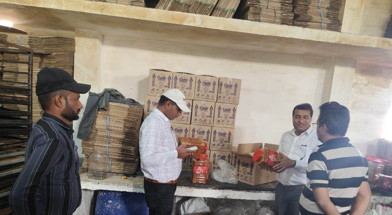 राजनांदगांव : खाद्य एवं औषधि प्रशासन की टीम द्वारा नागरिकों तक गुणवत्तायुक्त खाद्य सामग्री पहुंचाने लगातार की जा रही कार्रवाई