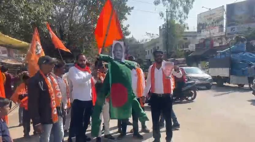 राजनांदगांव : शिवसेना ने बांग्लादेश के प्रधानमंत्री का पुतला फूंका