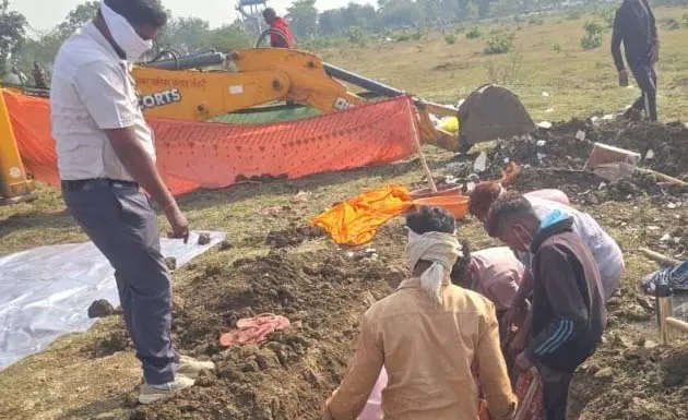 CG : विवाहिता की घर पर संदिग्ध परिस्थितियों में मौत, कब्र खोदकर निकाला शव पोस्टमार्टम कराया जाएगा…