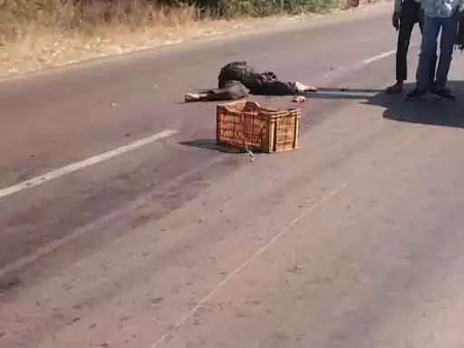 CG : तेज रफ्तार ट्रक ने गाड़ी ने सामने से आ रहे मोटरसाइकिल सवार युवक को जबरदस्त टक्कर मार दी…