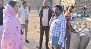 रायपुर : मंत्री श्रीमती लक्ष्मी राजवाड़े ने भटगांव विधानसभा के धान खरीदी केंद्रों का किया निरीक्षण