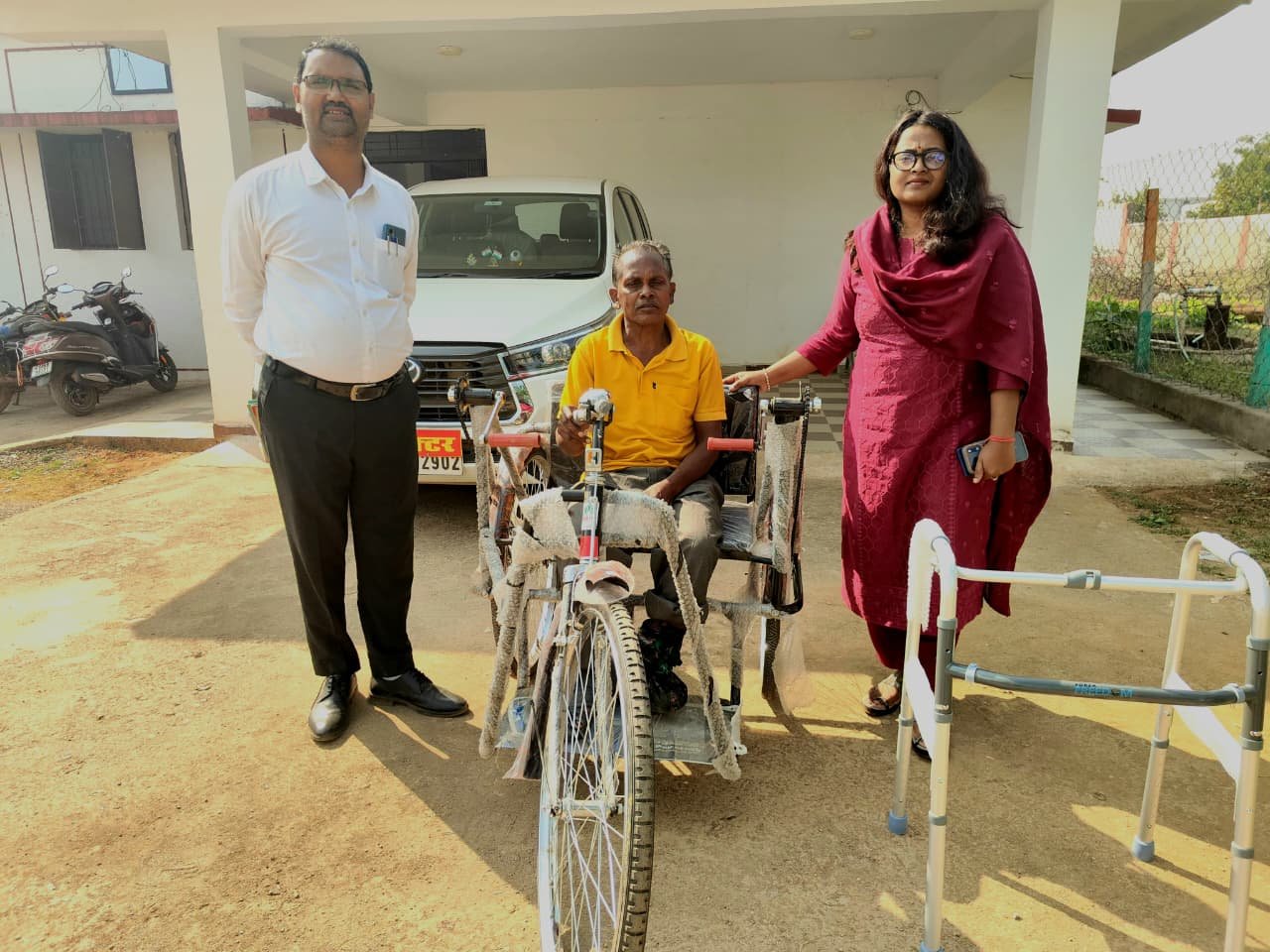 मोहला : कलेक्टर प्रजापति ने दिव्यांग जीवन को दिया ट्राइसाइकिल, खिला चेहरा