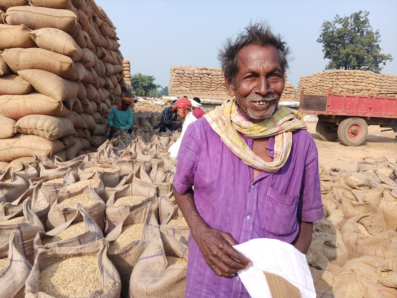 मोहला : बुजुर्ग किसान रघुनाथ सिंह ने कहा धान विक्रय से अब बेटे की शादी होगी आसान