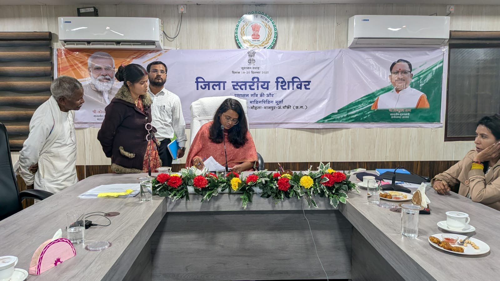 मोहला : जनदर्शन में विभिन्न मांगों एवं शिकायतों को लेकर पहुंचे ग्रामीण