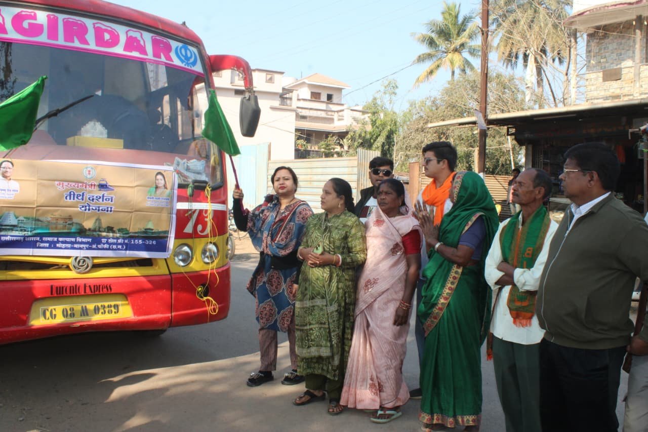 मोहला : जिला पंचायत अध्यक्ष नम्रता सिंह ने तीर्थ यात्री बस को हरी झंडी दिखाकर किया रवाना