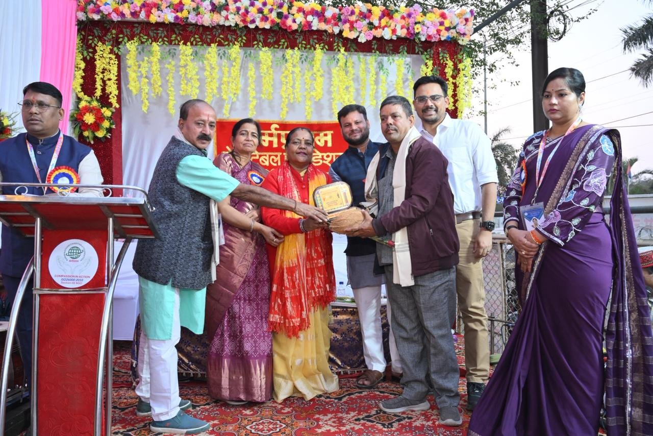 Rajnandgaon : कर्मप्रथम चेरिटेबल फाउण्डेशन के वर्षगांठ पर दिनेश नामदेव मीडिया सम्मान से सम्मानित, कार्यक्रम के मुख्य अतिथि राष्ट्रपति द्वारा पद्मश्री से सम्मानित पंडवानी गायिका उषा बारले द्वारा सभी अतिथियों का सम्मान….