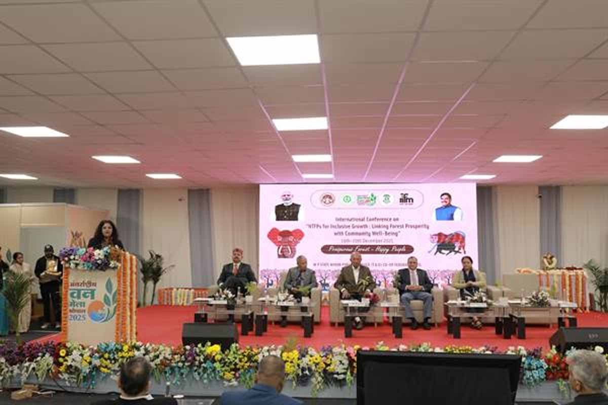 गाडरवाड़ा की सबई रस्सी एवं दोना पत्तल बनाने की विधि मेले में आकर्षण का केन्द्र रही