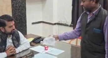 मच्छरों से परेशान नागरिक का अनोखा विरोध: काटने वालों को मारकर थैले में भरकर नगर निगम पहुँचा