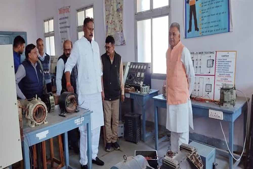 शिक्षा और स्वास्थ्य संस्थानों की हकीकत परखी: मंत्री परमार ने सिवनी में आयुष कार्यालय व कॉलेजों का किया औचक निरीक्षण
