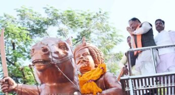 मुख्यमंत्री विष्णुदेव साय ने जयस्तंभ चौक में किया शहीद वीर नारायण सिंह के त्याग और संघर्ष का स्मरण