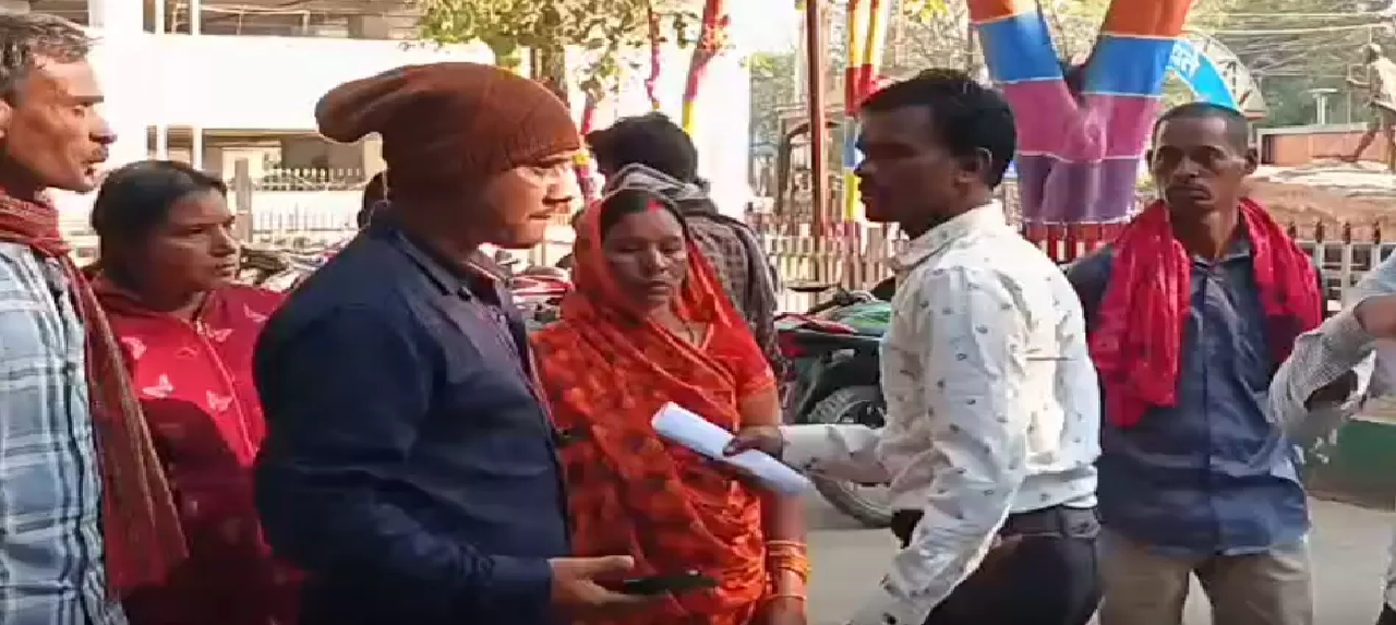 CG : सरपंच ने महिला के साथ की छेड़खानी, पीड़िता ने खाया जहर…
