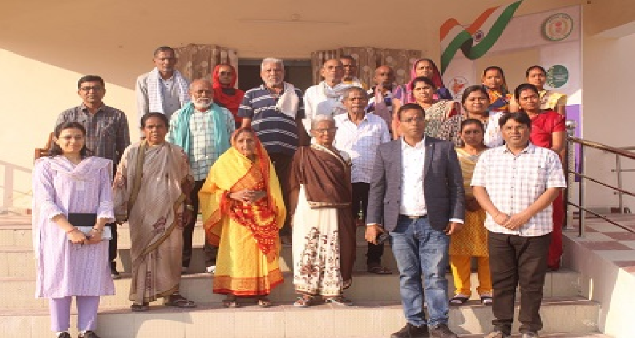 CG : कलेक्टर ने आशा निकेतन में वृद्धजनों के देखरेख और सखी सेंटर के कार्यों का किया अवलोकन…