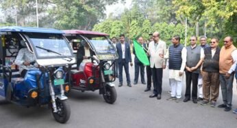 राज्यपाल डेका ने सरस्वती शिक्षा संस्थान को प्रदान किए चार ई- रिक्शे