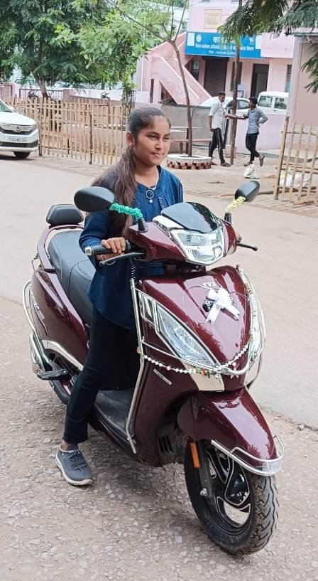 राजनांदगांव : मुख्यमंत्री नोनी बाबू मेधावी शिक्षा प्रोत्साहन योजना से भूमिका को मिली स्कूटी और एक लाख रूपए की राशि