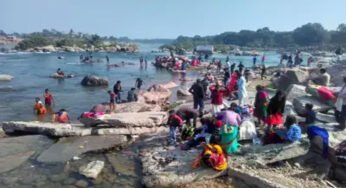 ओरछा में श्रद्धालुओं ने बेतवा नदी में लगाई डुबकी, रामराजा सरकार के दर्शन से मनाई मकर संक्रांति