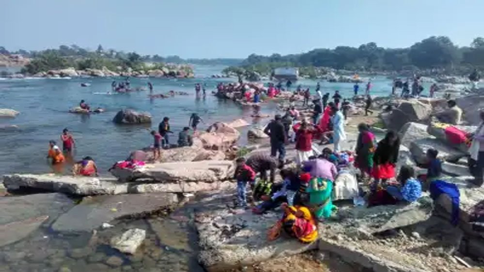 ओरछा में श्रद्धालुओं ने बेतवा नदी में लगाई डुबकी, रामराजा सरकार के दर्शन से मनाई मकर संक्रांति