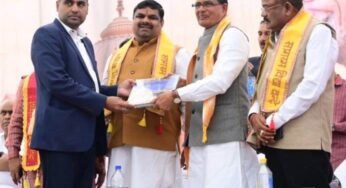 राजनांदगांव : केन्द्रीय मंत्री शिवराज सिंह चौहान को कलेक्टर एवं एसपी ने छत्तीसगढ़ पर आधारित किताब की भेंट