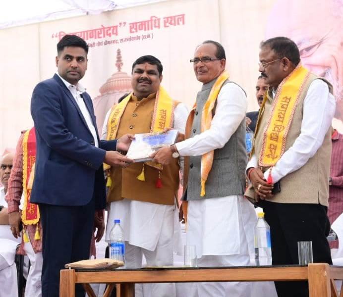 राजनांदगांव : केन्द्रीय मंत्री शिवराज सिंह चौहान को कलेक्टर एवं एसपी ने छत्तीसगढ़ पर आधारित किताब की भेंट
