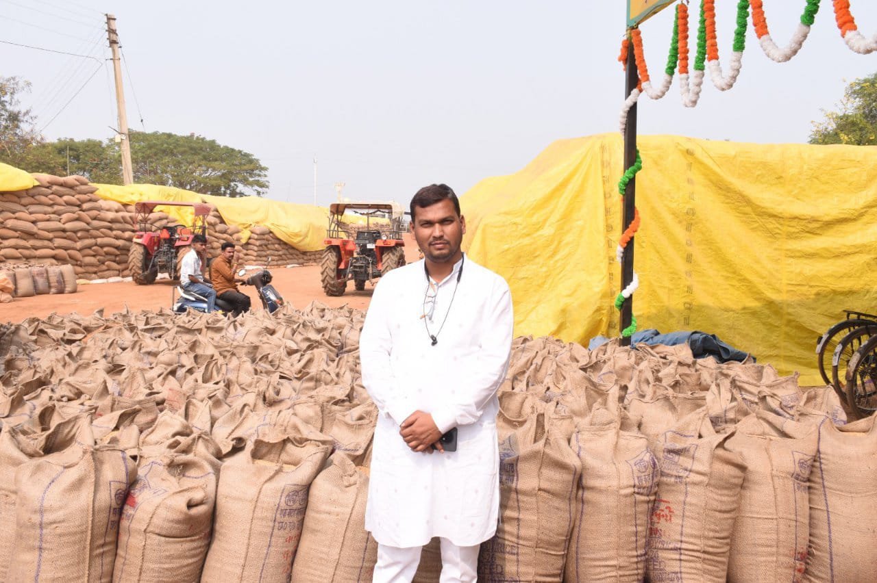 राजनांदगांव : शासन द्वारा पूरा धान खरीदने से किसान देवल साहू के चेहरे में झलकी खुशी