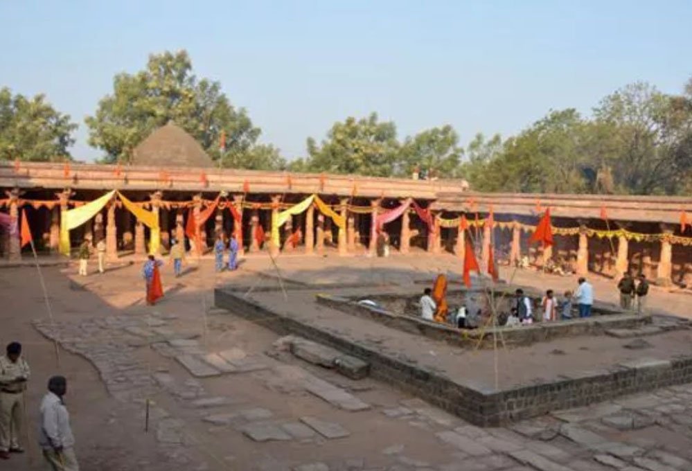 बसंत पंचमी से पहले भोजशाला के पास बुलडोजर की कार्रवाई, हिंदू संगठनों ने की पूरे दिन पूजा का अवसर