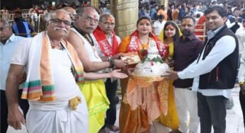 मनोकामना पूरी होने पर भक्त ने बाबा महाकाल को चढ़ाया 2.35 किलो का चांदी का मुकुट, मंदिर गूंजा जयकारों से