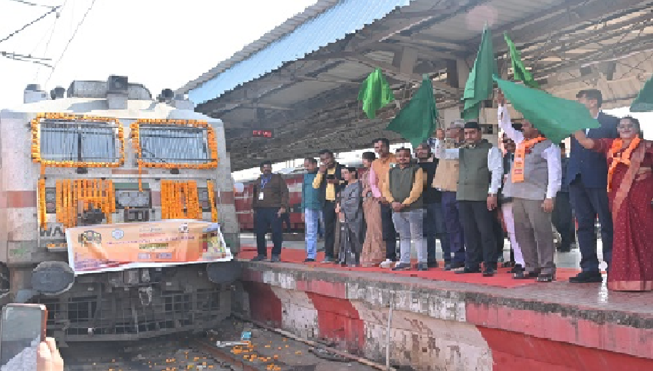 CG : श्री रामलला दर्शन योजना के तहत आज आस्था स्पेशल ट्रेन बिलासपुर संभाग के 850 श्रद्धालु को लेकर अयोध्या धाम के लिए रवाना हुई।