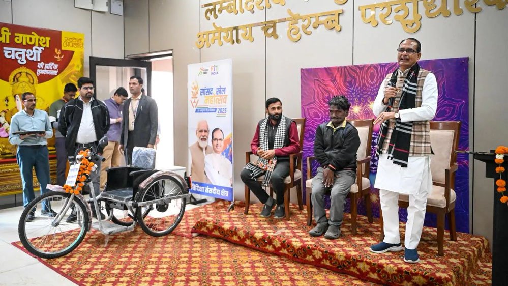 दिव्यांग दोस्त को शिवराज ने भेंट की मोटराइज्ड ट्राईसाइकिल, विदिशा में किया वादा निभाया