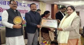 चलती ट्रेन में प्रसव पीड़ा से जूझती गर्भवती को बचाया, आरक्षक नीतू रावत को मिला विशेष सम्मान