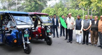 रायपुर : राज्यपाल डेका ने सरस्वती शिक्षा संस्थान को प्रदान किए चार ई- रिक्शे
