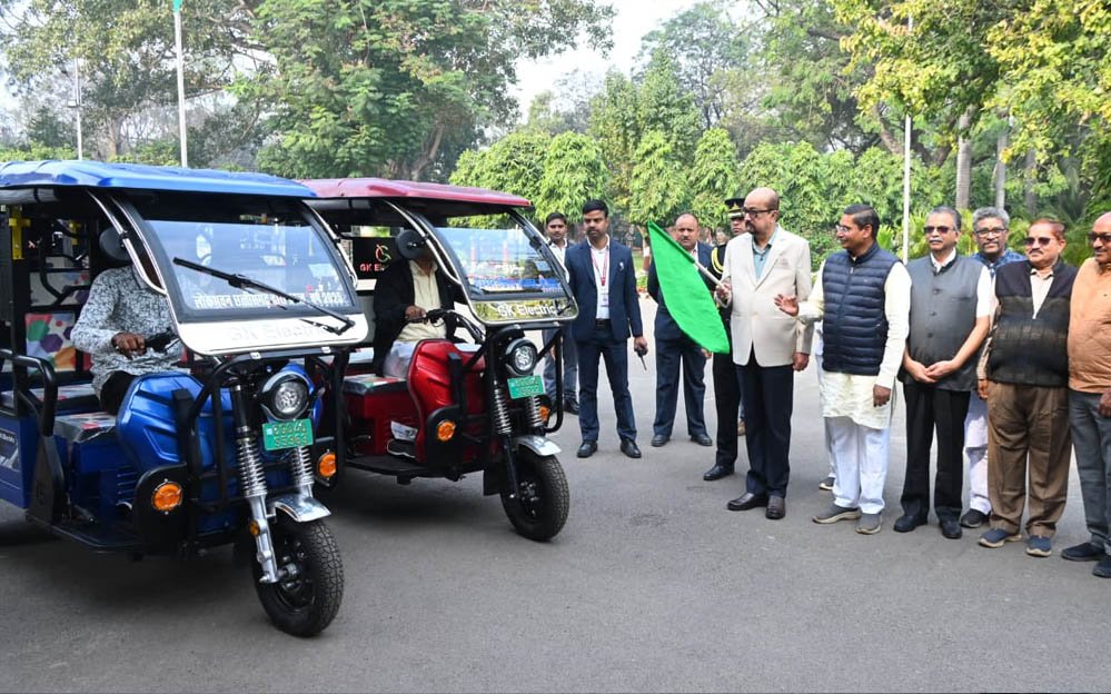 रायपुर : राज्यपाल डेका ने सरस्वती शिक्षा संस्थान को प्रदान किए चार ई- रिक्शे