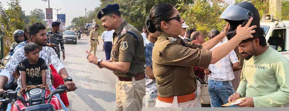 यातायात जागरूकता की मिसाल: पुलिस ने दी समझाइश, नियम मानने वालों को मुफ्त हेलमेट