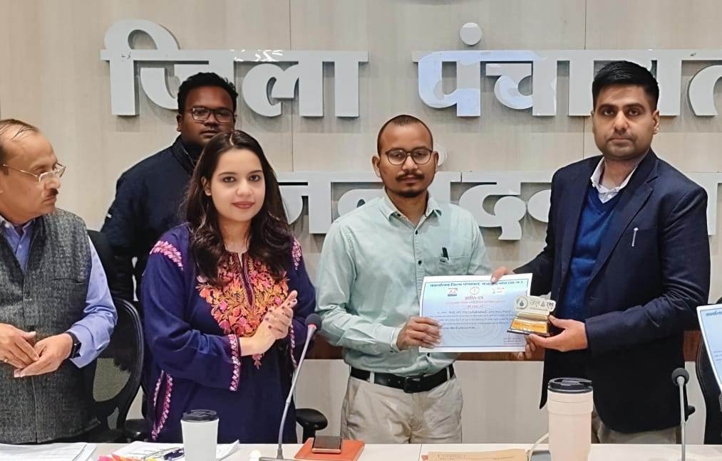 राजनांदगांव : कलेक्टर ने उत्कृष्ट कार्य करने वाले अधिकारियों-कर्मचारियों को प्रशस्ति पत्र एवं प्रतीक चिन्ह प्रदान कर किया सम्मानित