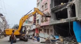 उज्जैन में महाकाल मंदिर के पास चला बुलडोजर, 3 मंजिला अवैध होटल को गिराया, मची अफरा-तफरी