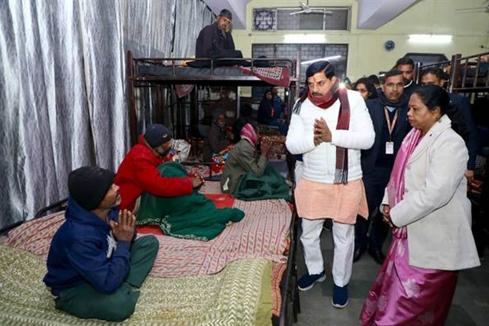 सीएम डॉ. यादव का मानवीय चेहरा: रैन बसेरे का निरीक्षण, जरूरतमंदों को चाय और कंबल वितरण
