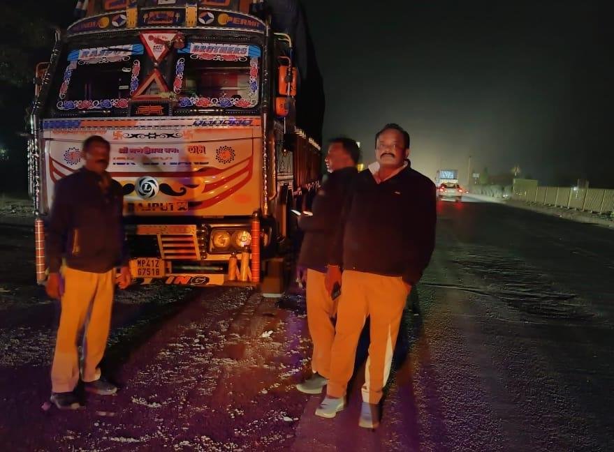 राजनांदगांव : परिवहन विभाग द्वारा नो पार्किंग में खड़े 30 वाहनों पर की गई कार्रवाई