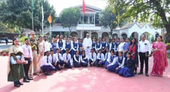 स्कूल के विद्यार्थियों ने लोकभवन का किया भ्रमण