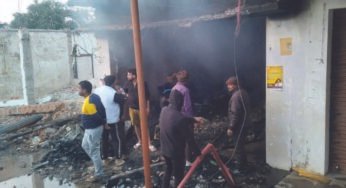 कपड़ा दुकान में भीषण आग, लाखों रुपये का माल जलकर राख