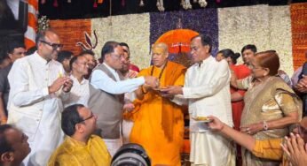 मुख्यमंत्री विष्णुदेव साय ने महामंडलेश्वर स्वामी कैलाशानंद गिरी से लिया आशीर्वाद, आध्यात्मिक विषयों पर संवाद