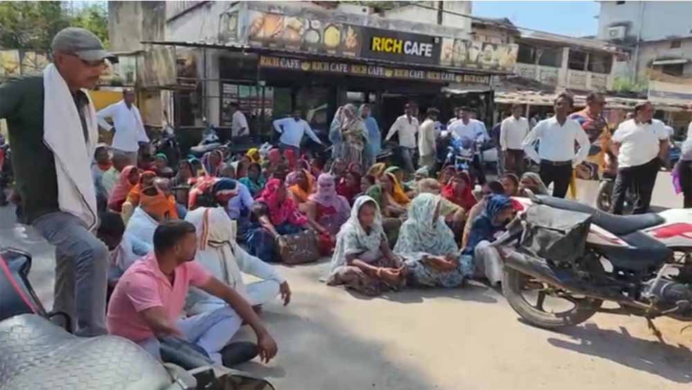 पोस्ट ऑफिस में 3 करोड़ का घोटाला, ब्रांच मैनेजर फरार—न्याय की मांग को सड़कों पर उतरे ग्रामीण