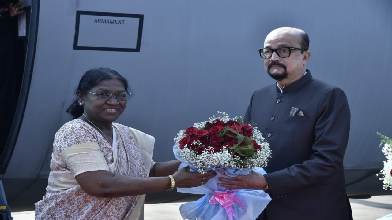 CG : राष्ट्रपति द्रौपदी मुर्मू का जगदलपुर के मां दंतेश्वरी एयरपोर्ट में आत्मीय स्वागत …